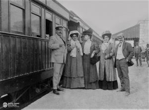 EN LA ESTACION 1908 De izquierda a derecha Carlos Farini Sras Pérez de Bustamante de Stremiz y Pérez de Bond e ingeniero Santiago Bond