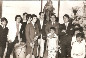 En una iglesia - Mono Laspiur, hijos de Foro Chañi, Hugo Rojas, Foro Chañi, Amaranto Chañi con su hija Mónica, Sunchurrumpi